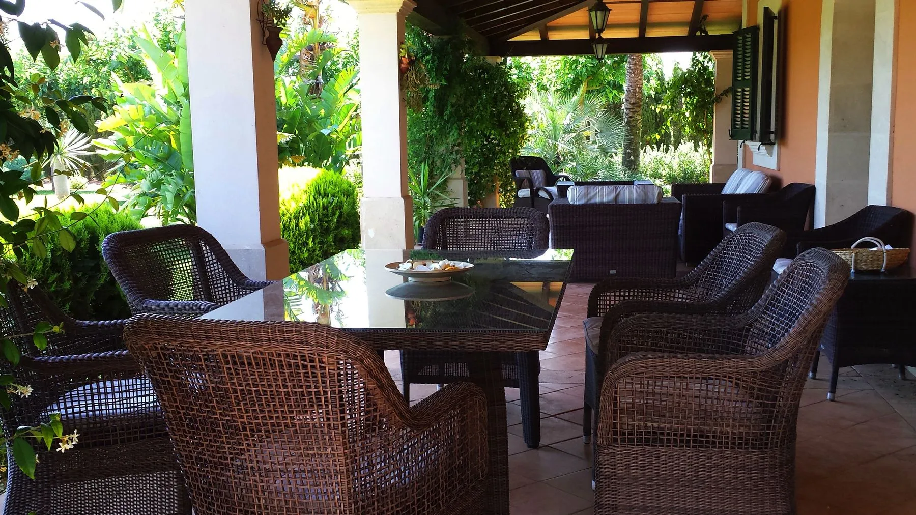 Covered terrace with a large dining table